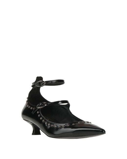 Ovyè Black Pumps