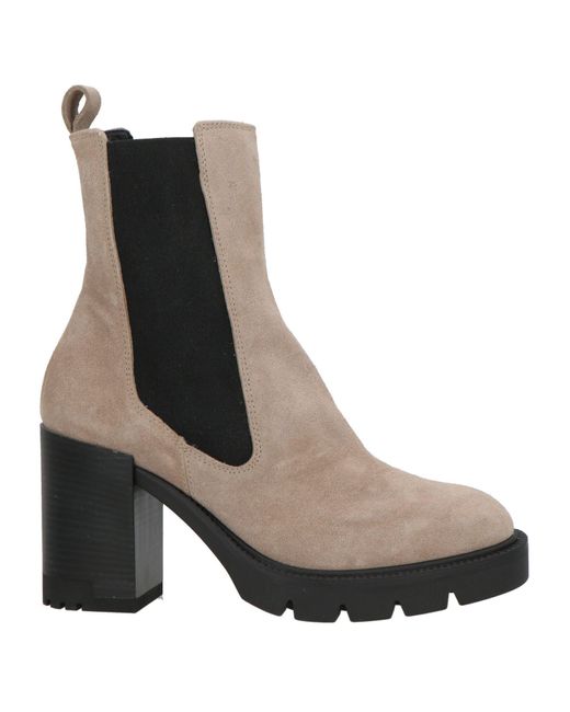 Janet & Janet Brown Ankle Boots