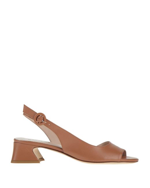 Sandali di Status in Brown
