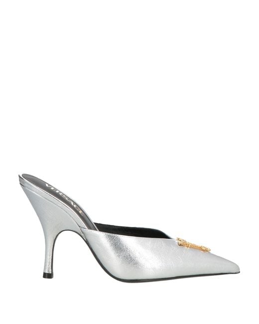Mules & Zoccoli di Versace in Metallic