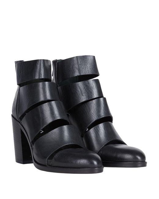 Strategia Black Ankle Boots Soft Leather