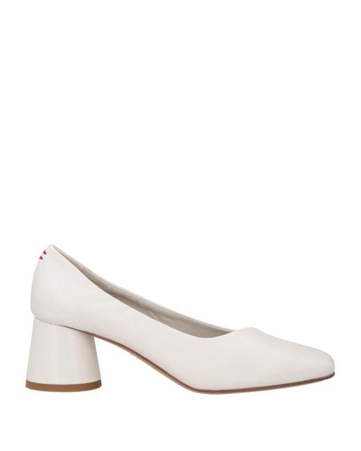 Halmanera White Pumps