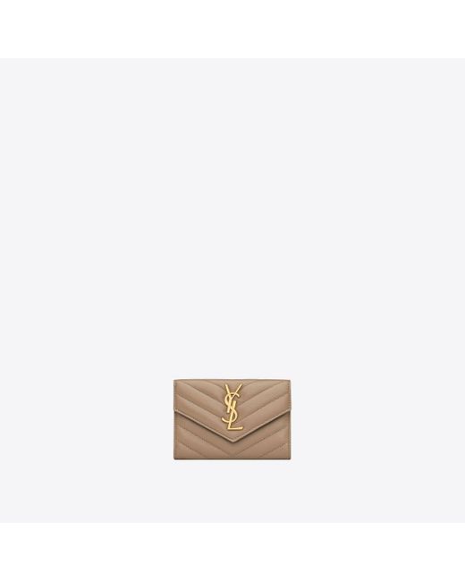 Saint Laurent Natural Kleines cassandre matelassé envelope-portemonnaie aus lammleder bernstein