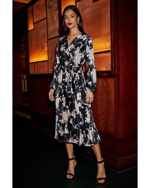Yumi' Black Floral Satin Pleated Midi Dress
