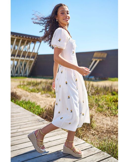 Yumi' White Cotton Sunflower Embroidered Midi Dress
