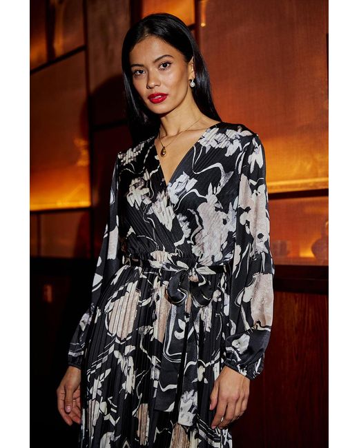 Yumi' Black Floral Satin Pleated Midi Dress