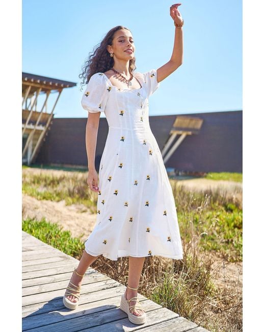Yumi' White Cotton Sunflower Embroidered Midi Dress