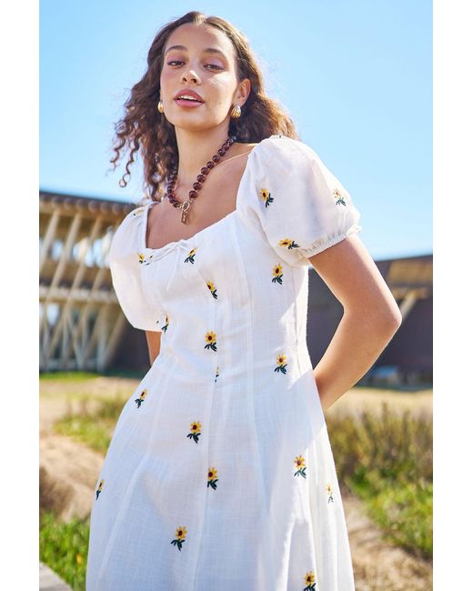 Yumi' White Cotton Sunflower Embroidered Midi Dress