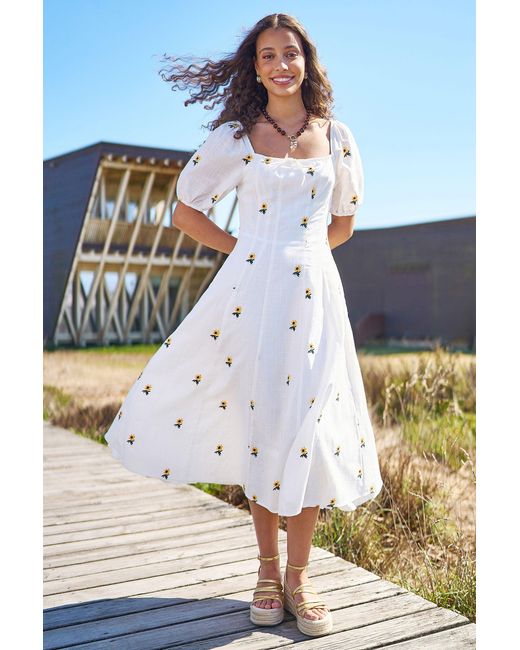 Yumi' White Cotton Sunflower Embroidered Midi Dress