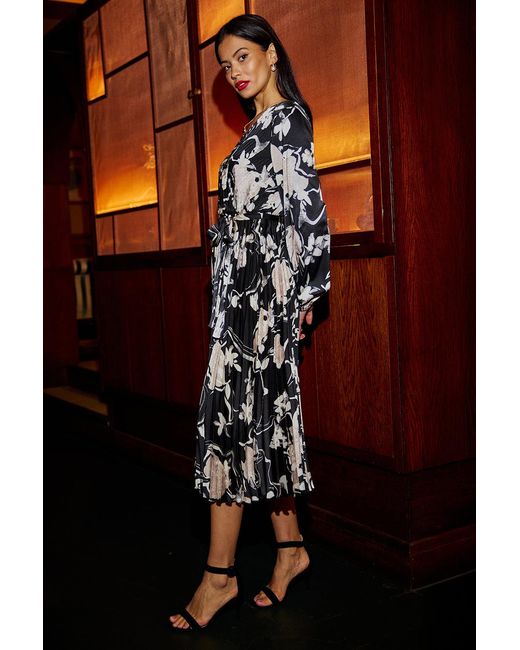 Yumi' Black Floral Satin Pleated Midi Dress