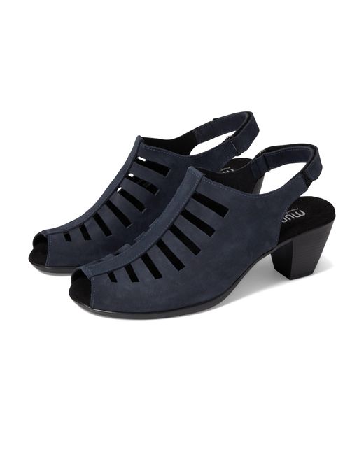 Munro Abby in Black Lyst