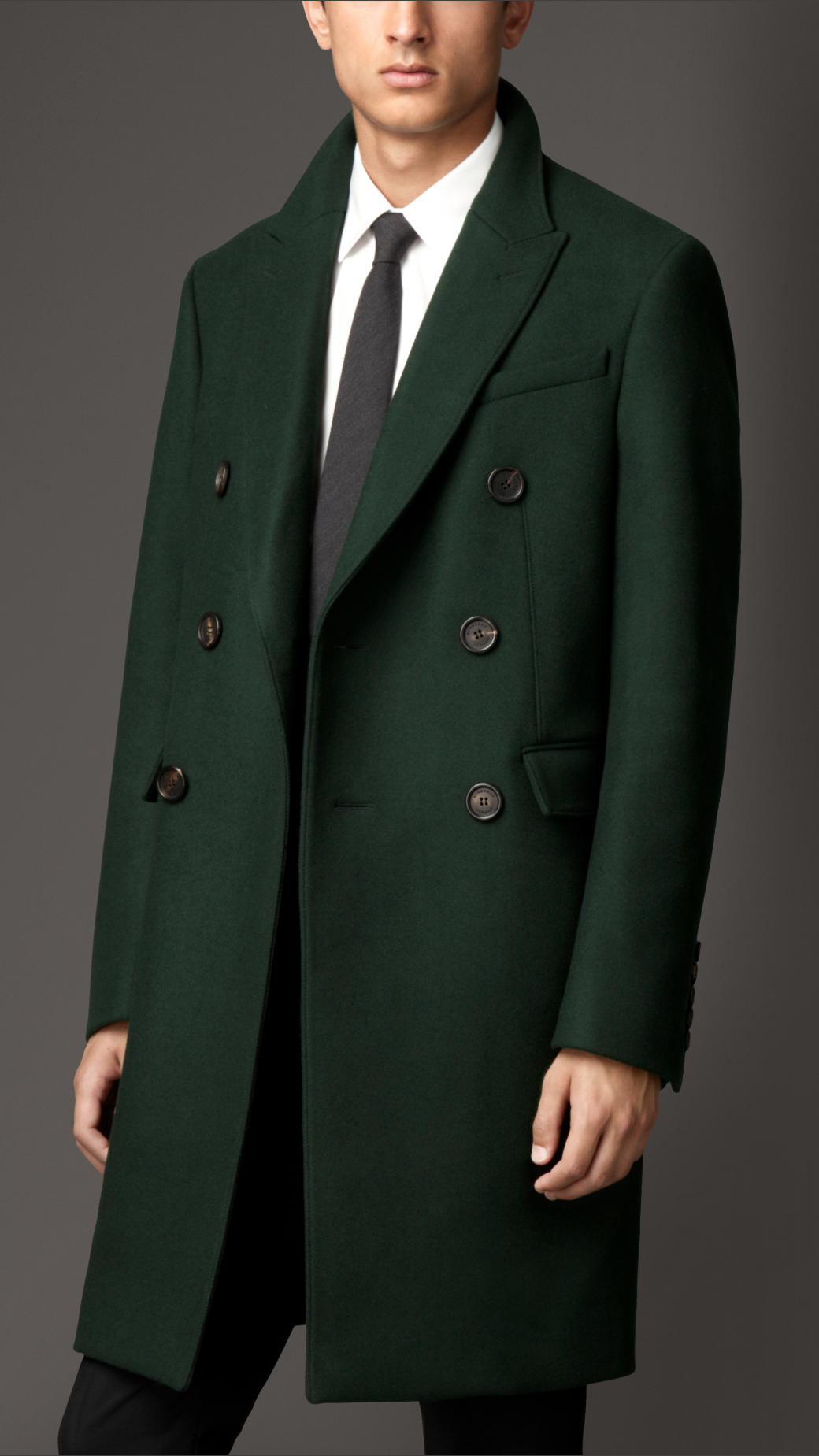 Зеленое мужское пальто. Пальто Барбери мужское. Тренч Барбери мужской темно зеленый. Темно зеленое пальто мужское. Английское пальто мужское.