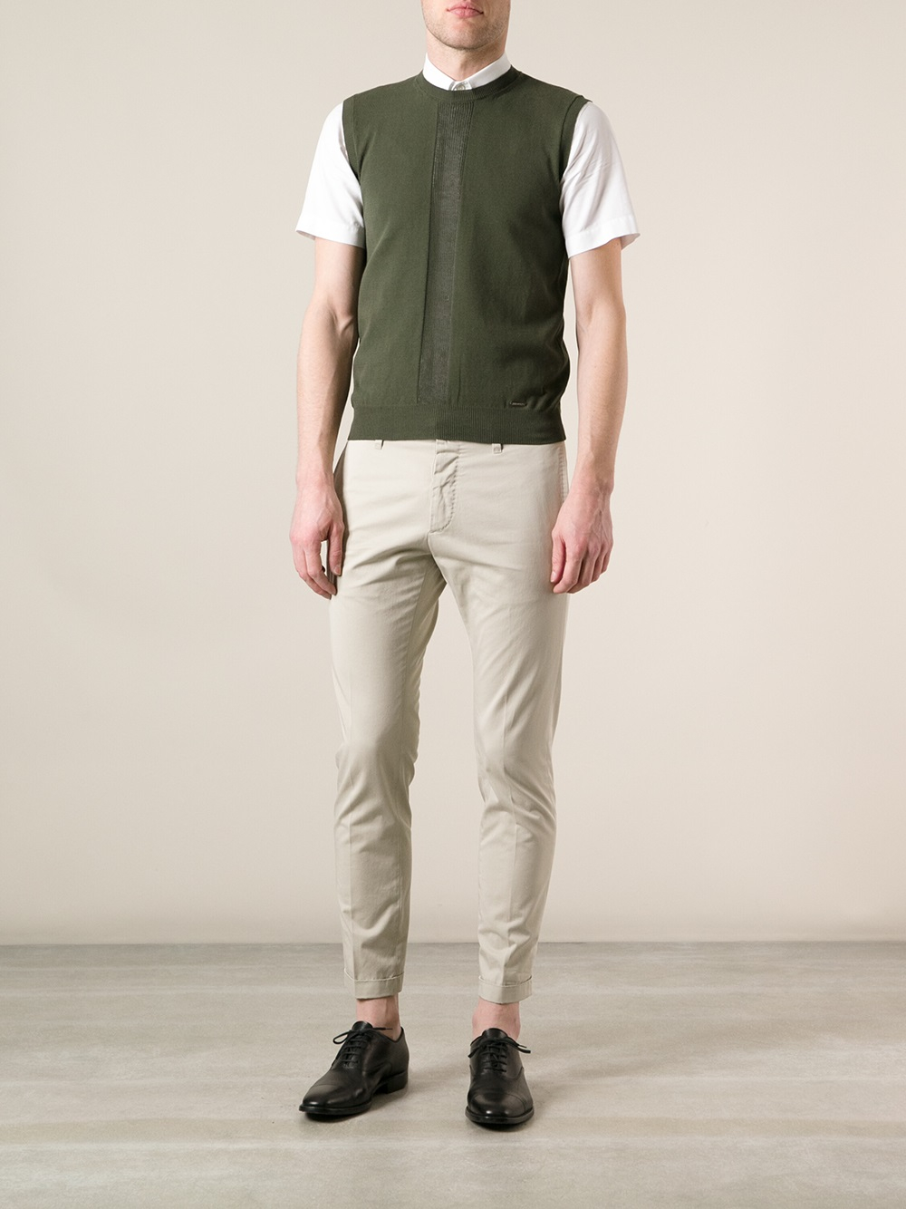 round neck sleeveless jumper