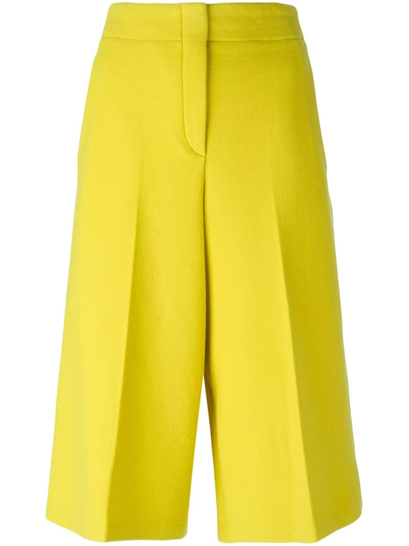 yellow cropped trousers