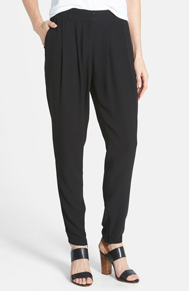 Womens slouchy pants The best travel pants for women don’t have to be bulky and unattractive. We’ve found the perfect pants to join you on all your adventures. They’re versatile, lightweight, highly functional, and stylish, too!