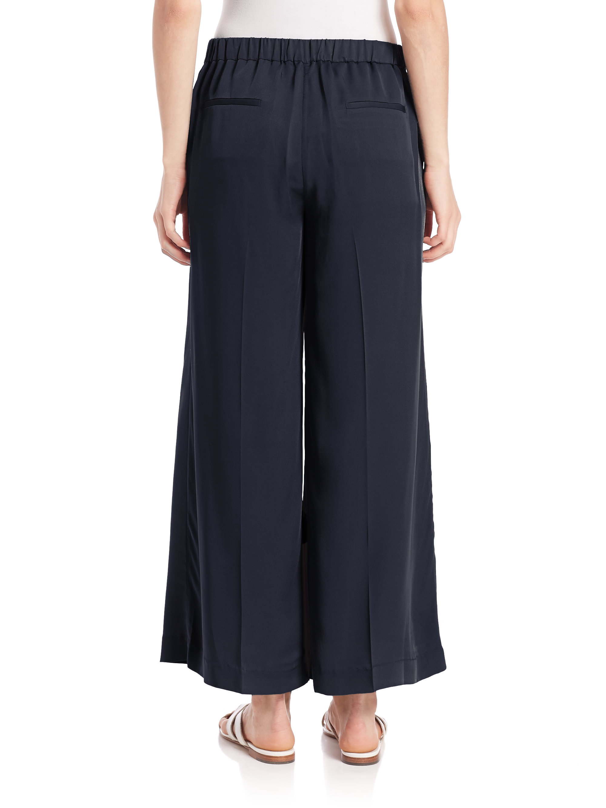 Wide legs pants Typically, slim pants for women measure 10 to 14 inches around the ankle, while wide-leg pants go up to 20 inches. The flared or bell bottom style, usually with a fitted cut through the thigh, rounds out at the ankle at 21 inches or more.