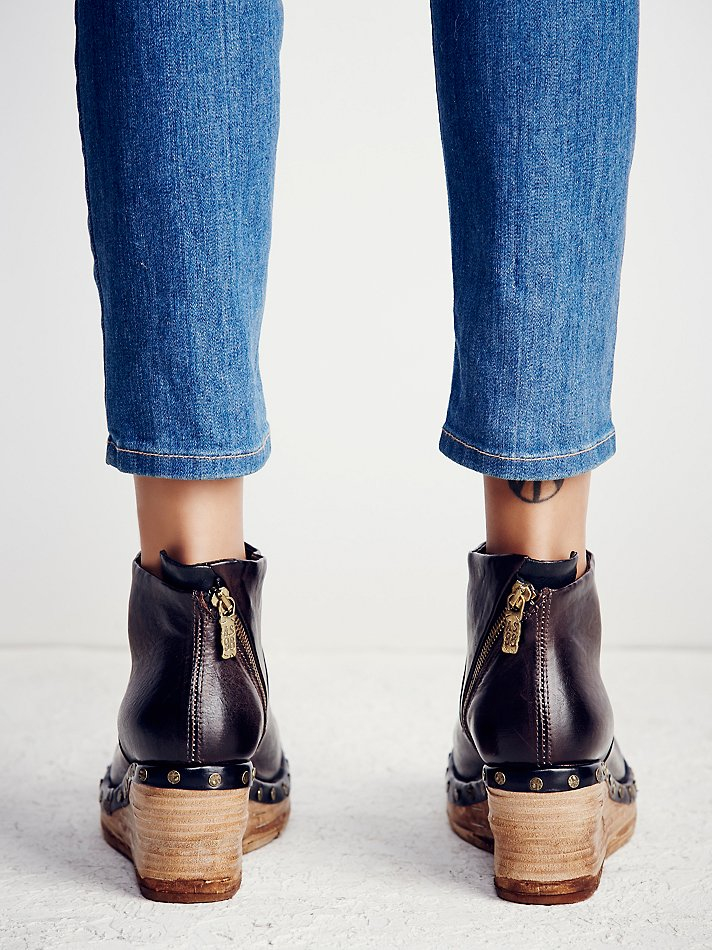 below sunset clog boot