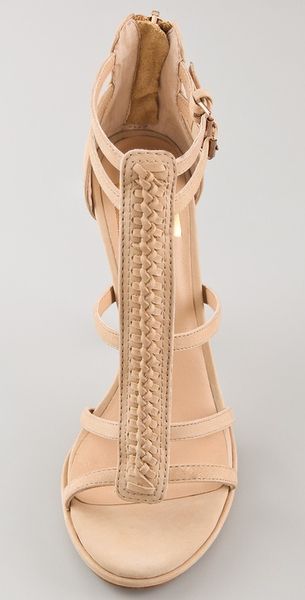 Dolce Vita Camila T Strap Sandals in Beige (nude) | Lyst