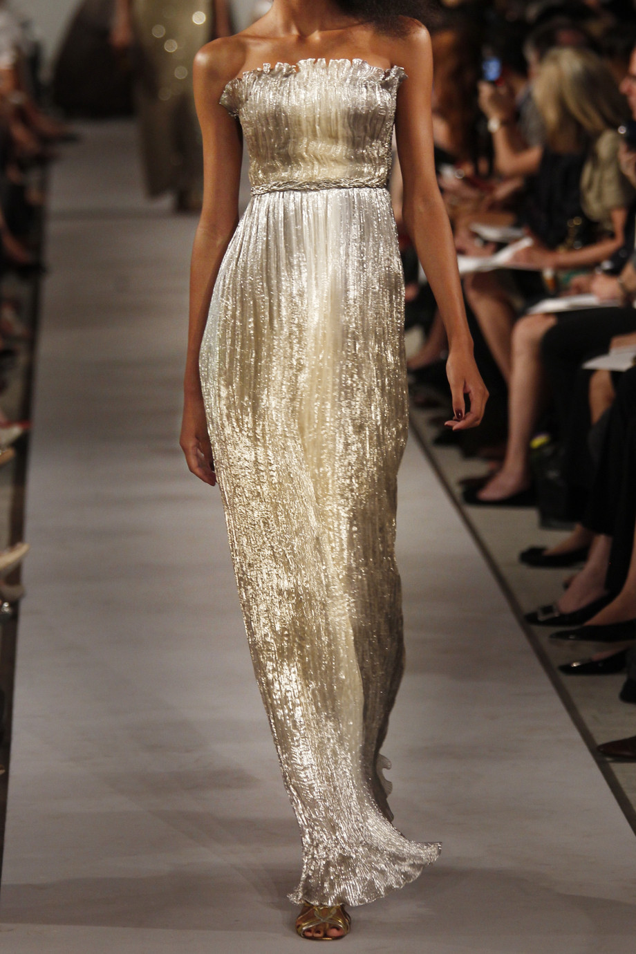 Oscar de la renta Pleated Silkblend Lamé Gown in Metallic | Lyst