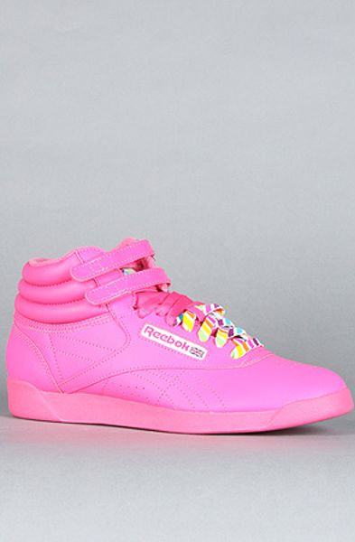 Reebok The Hi Reign Sneaker in Neon Pink in Pink | Lyst