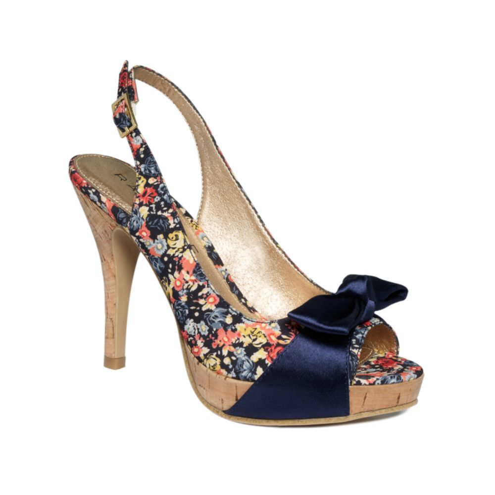 Rampage Grayson Pumps in Navy Floral 