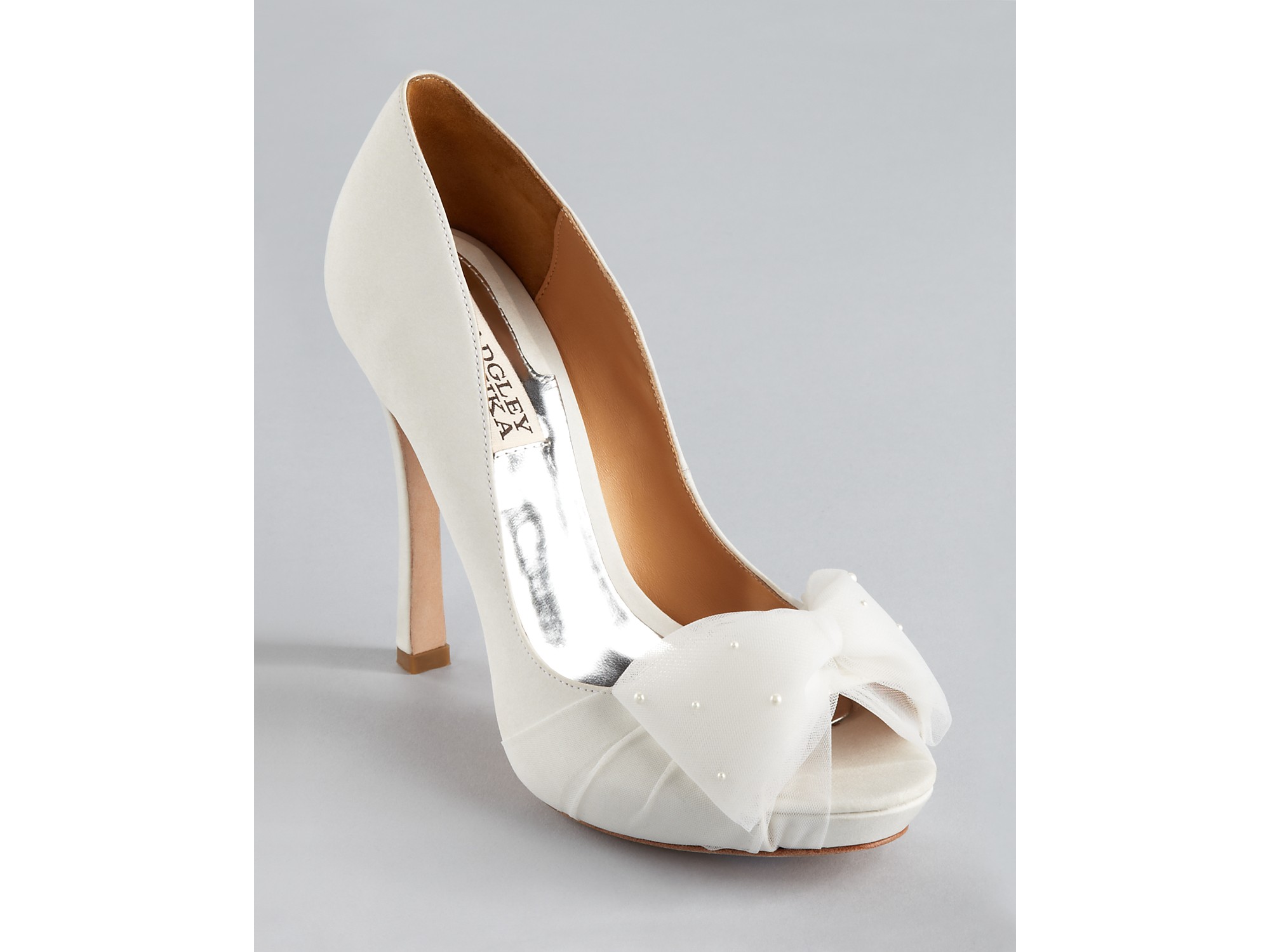 badgley mischka platform pumps