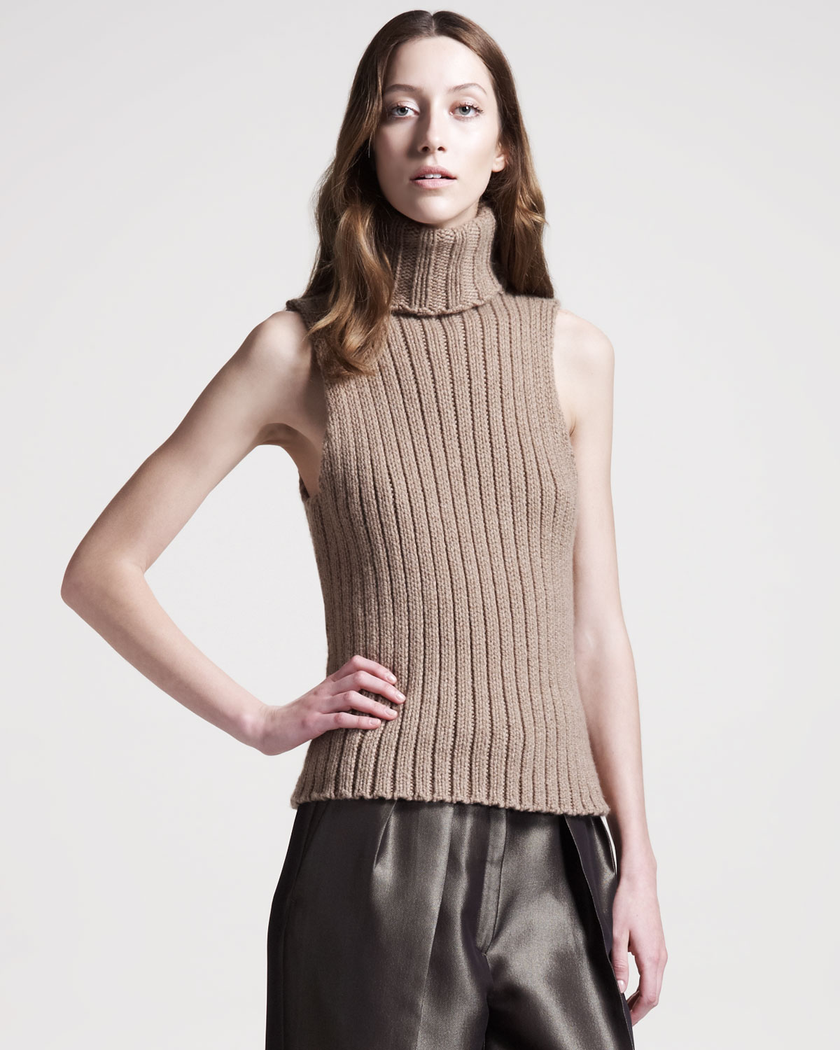 The Row Sleeveless Cashmere Turtleneck Sweater in Natural - Lyst