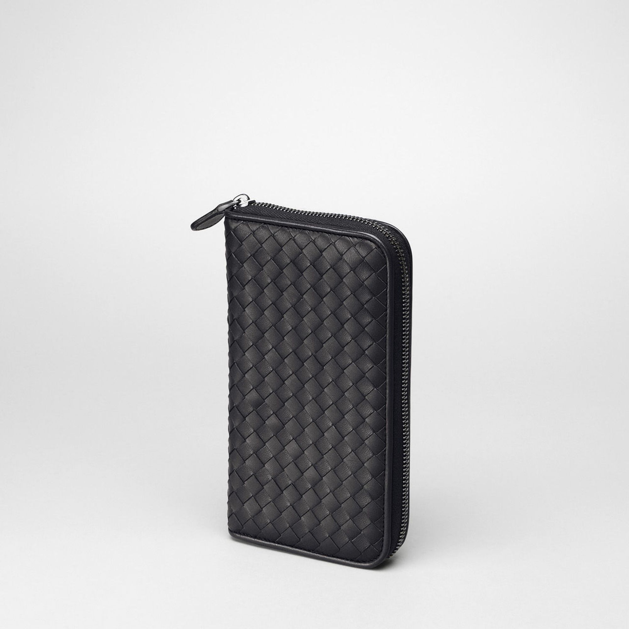 Bottega Zip Around Wallet In Nero Intrecciato Nappa in Black Lyst