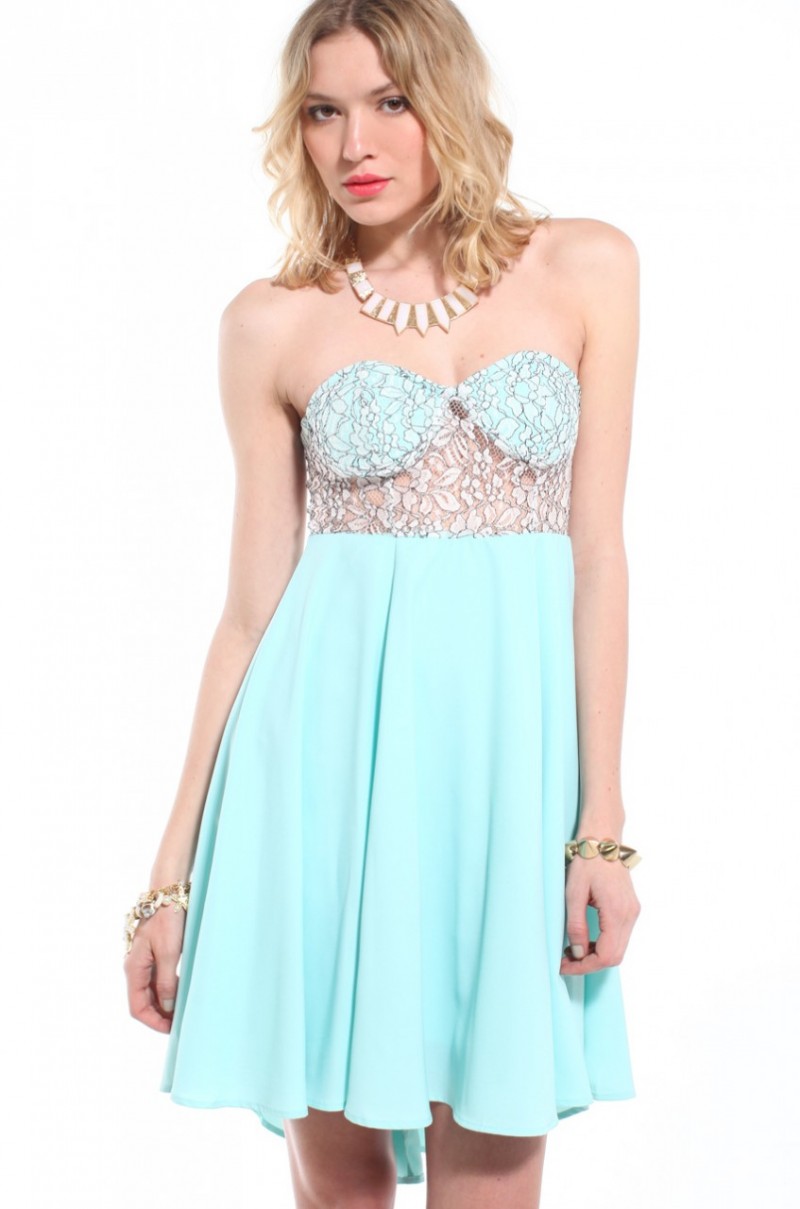 How To Wear Strapless Dress With Small Bust 1