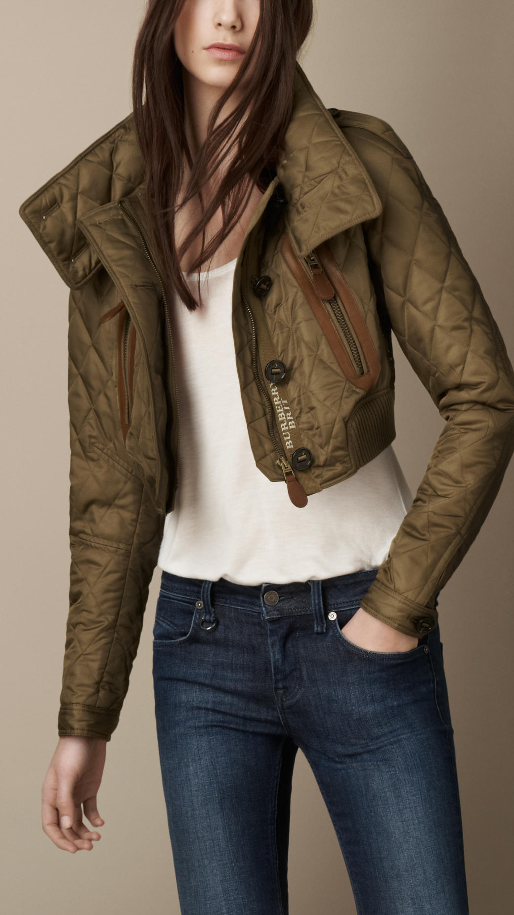upassende Give Fantastisk Burberry Brit Cropped Quilted Bomber Jacket in Military Khaki (Natural) -  Lyst