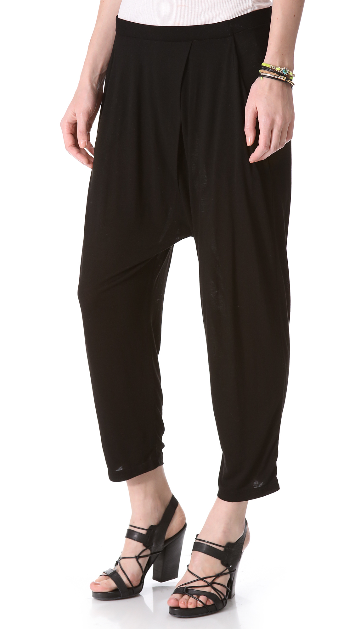 Black harem sweatpants Description. Our black and red Peacock harem pants are a stand-out with dynamic coloring and a meticulously patterned print. Essential for every yoga enthusiast, Peacock harem pants offer flexibility and reinforcement for even the most challenging of inverted postures.