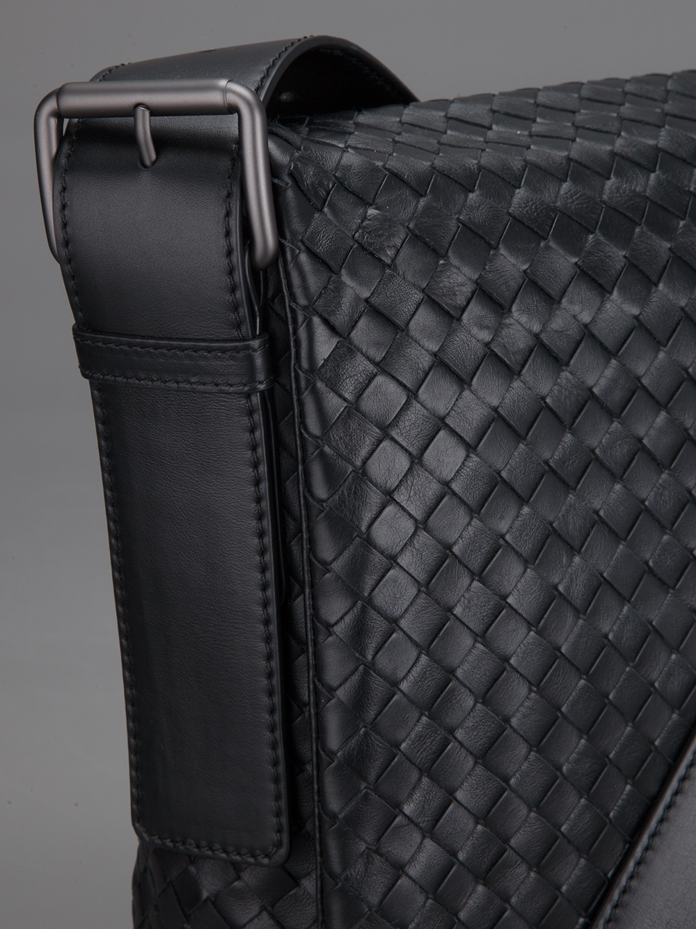 Bottega Veneta Intrecciato Messenger Bag in Black for Men | Lyst
