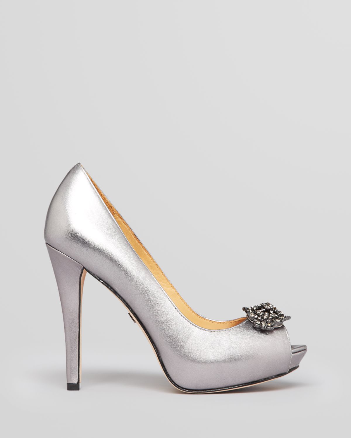 badgley mischka platform pumps