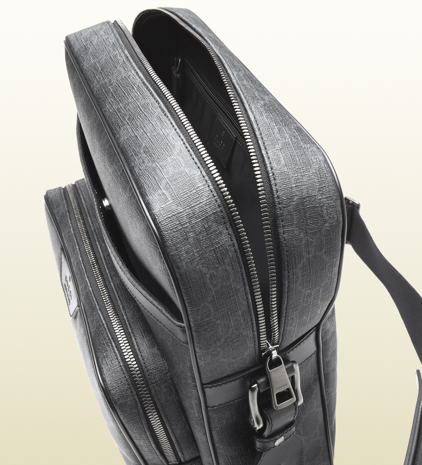 Gucci Gg Supreme Canvas Flight Bag in Grey (Black) for Men - Lyst