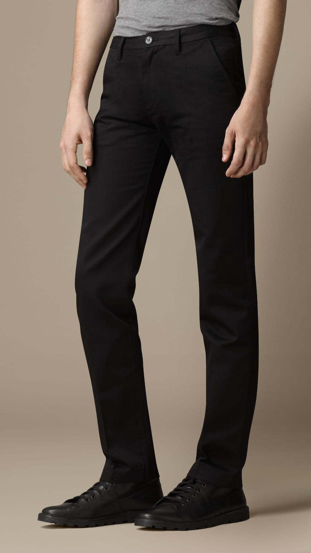 Burberry Slim Fit Technical Cotton Chinos in Black for Men - Lyst
