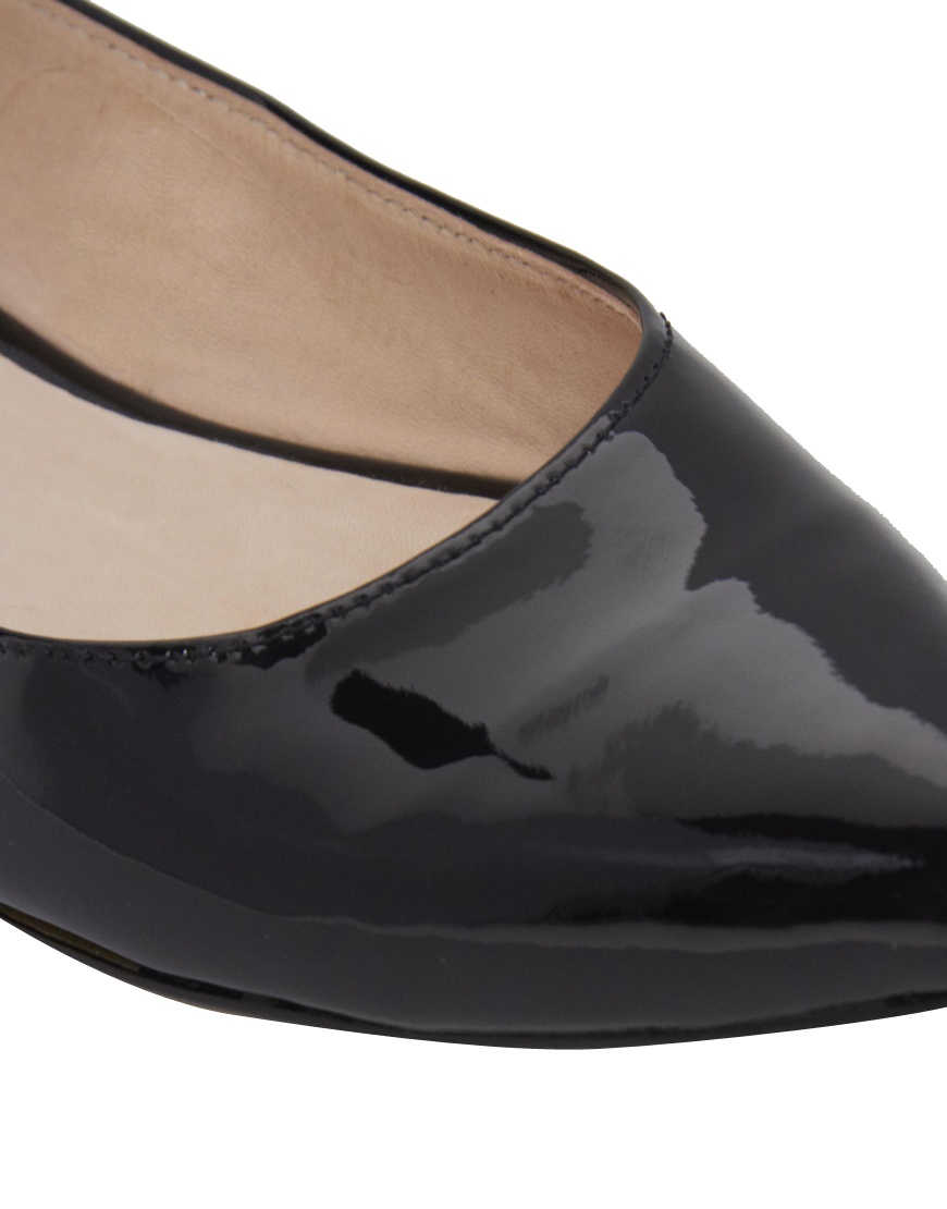 ganni women's buckle detailed patent leather point toe flats