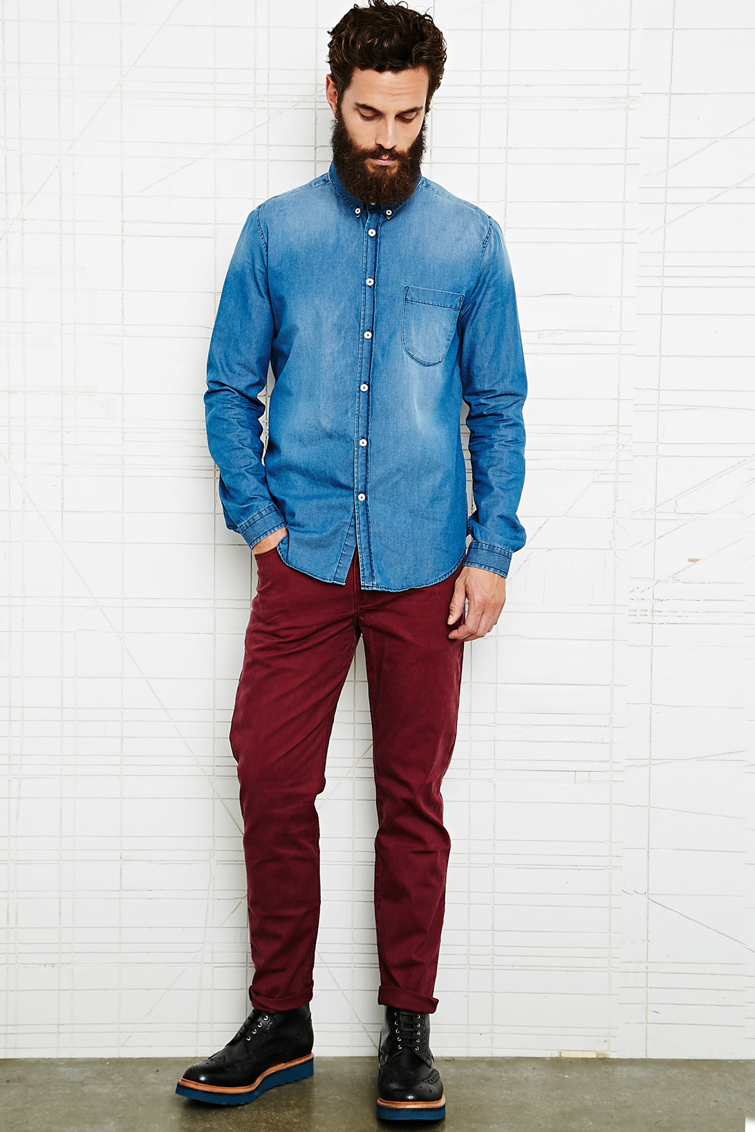 Burgundy chinos Personally, I think navy looks good with burgundy. I have some burgundy slim fit chinos and often wear them with a dark denim shirt or navy sweater. The is a .