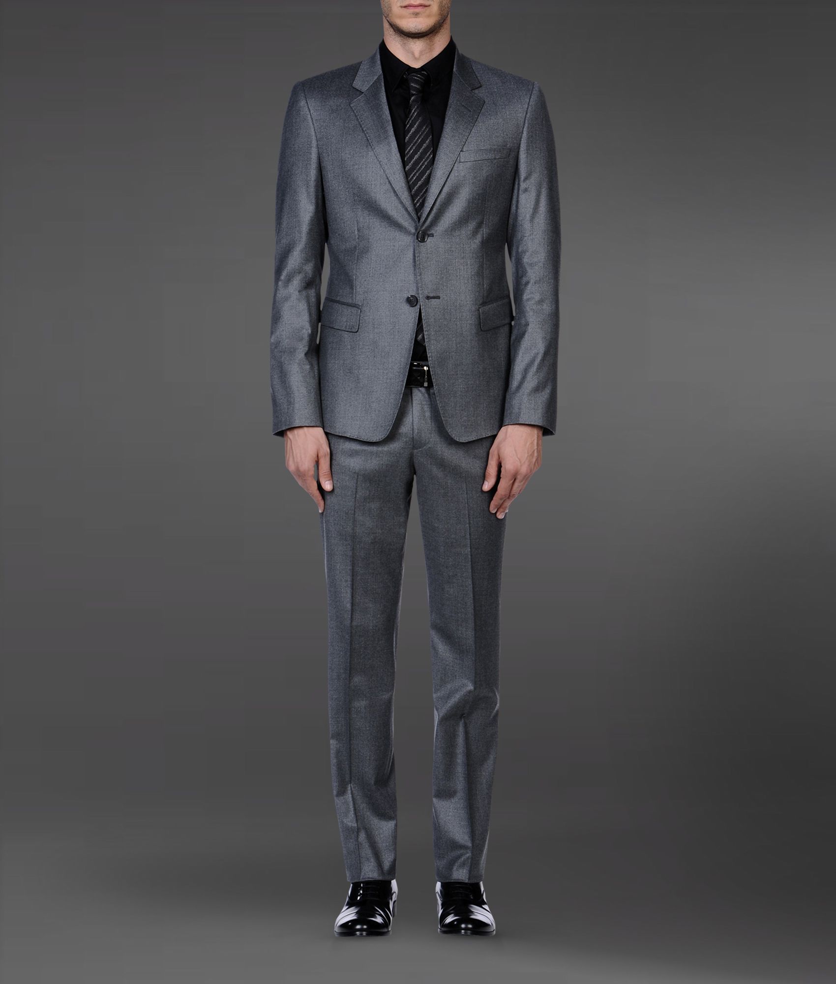 Descubrir 59+ imagen giorgio armani grey suit - Viaterra.mx