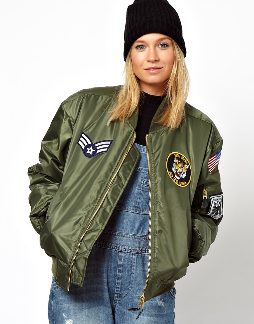 Весенний бомбер женский. Женская куртка пилот Асос Весенняя. Бомбер зелёный 2022. Бомбер женский 2022 американский.