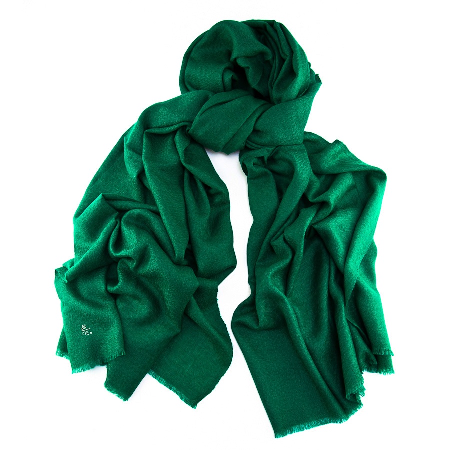 Платки зеленого цвета. Шарф. Шарф изумрудного цвета. Шарф, зелёный. Изумрудно зеленый шарф.