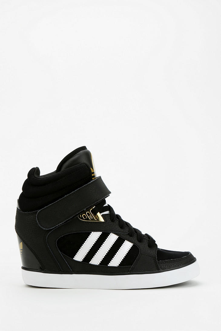 realimentación Carrera perrito Urban Outfitters Adidas Amberlight Hidden Wedge Hightop Sneaker in Black |  Lyst