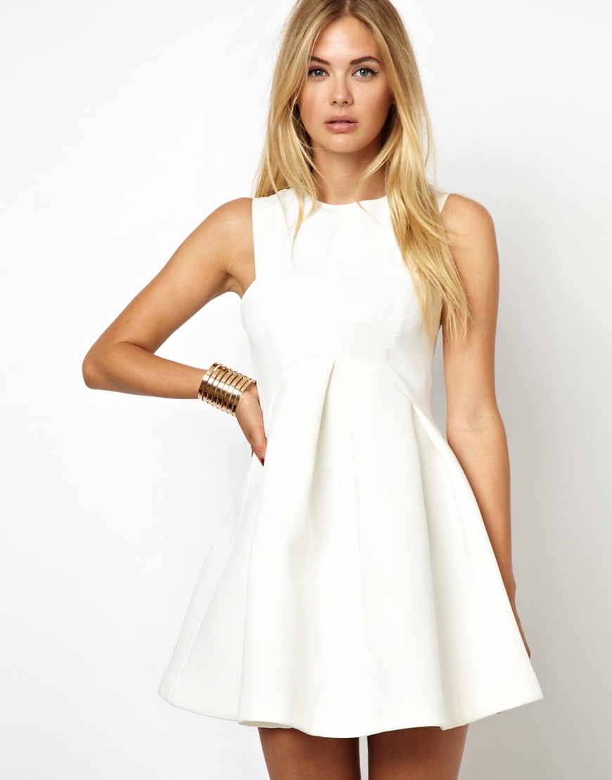 Модель белое платье. Белое платье. Короткое расклешенное платье. Белое расклешенное платье. Платье талия завышенная расклешенное.