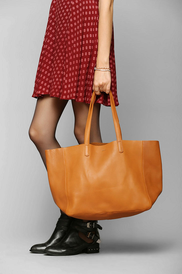 Urban outfitters Baggu Oversized Leather Tote Bag in Brown (TAN) | Lyst
