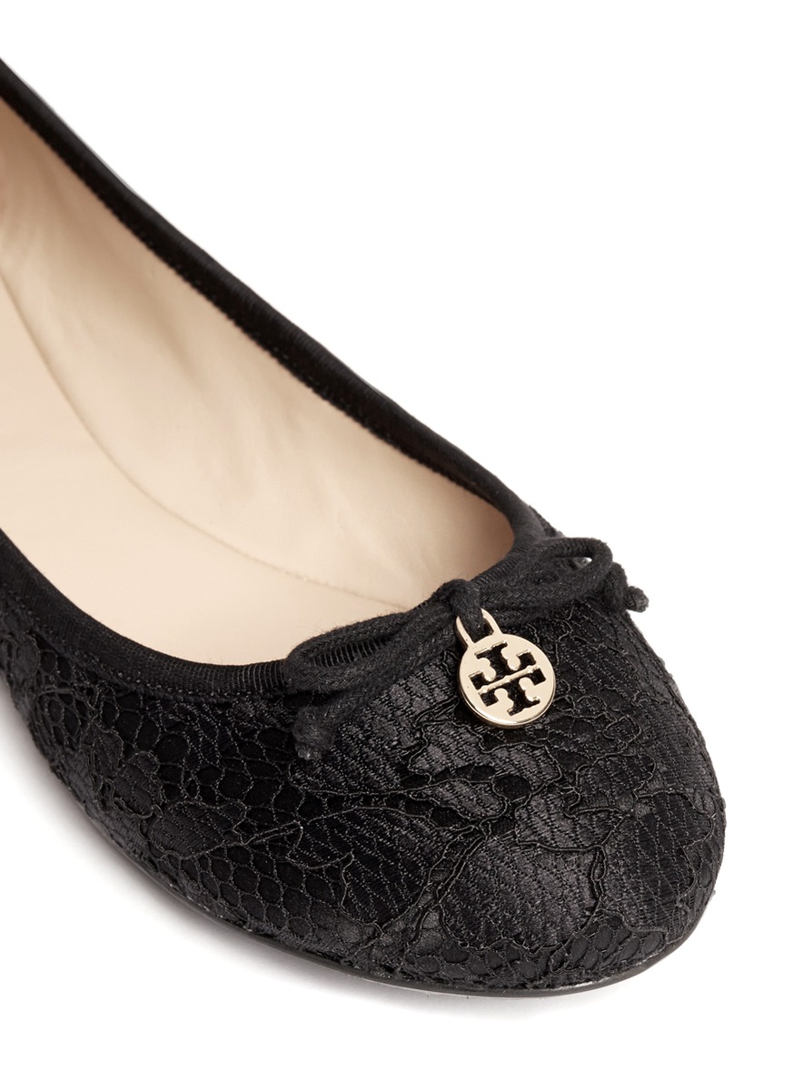 Tory burch Chelsea Satin And Lace Ballet Flats in Black | Lyst