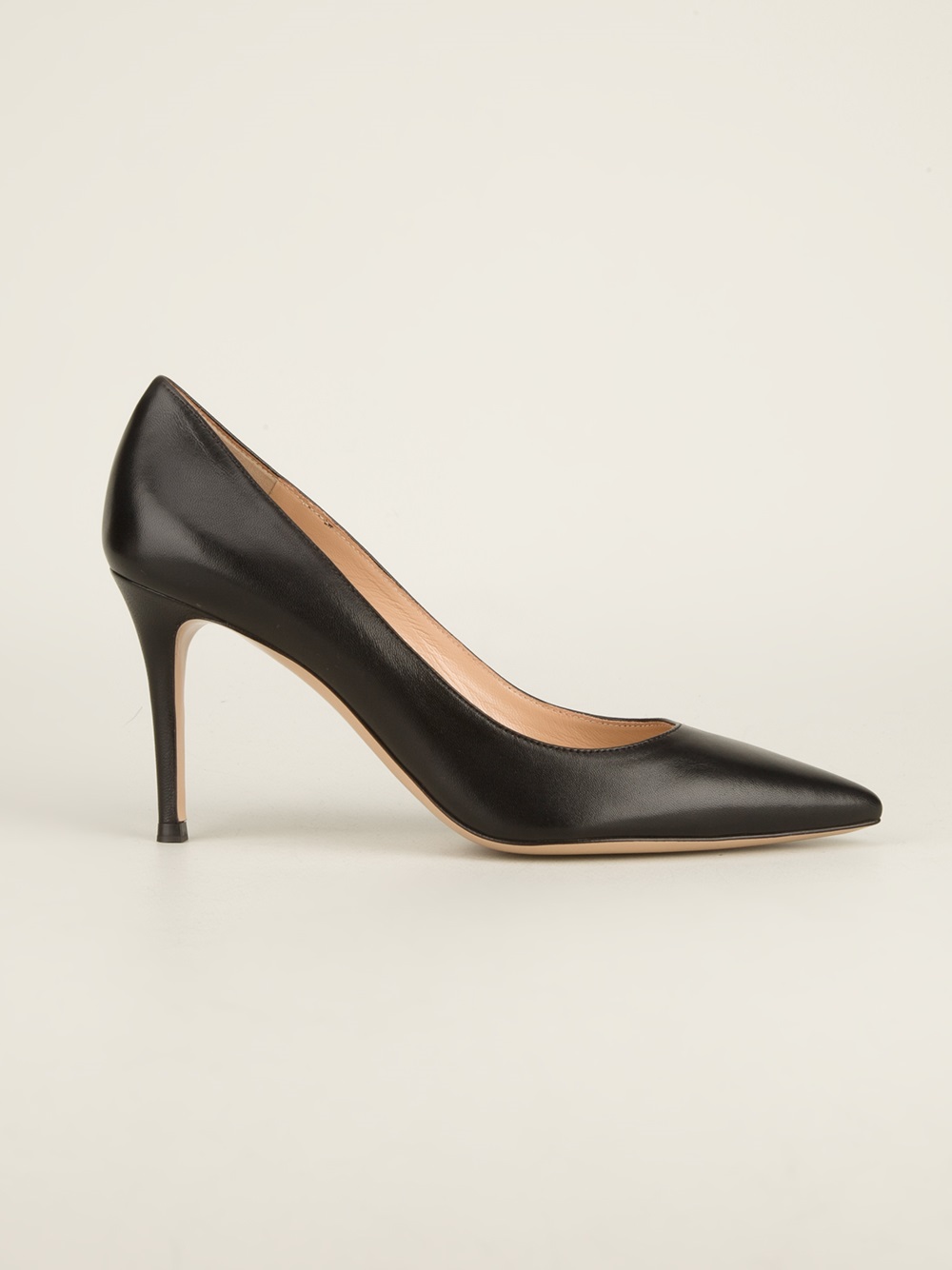 Black pointed toe pumps Keep things classic in a pair of pointed-toe pumps in a faux leather or patent leather style. These versatile shoes are perfect for wearing with jeans, dresses or even wide-leg trousers, and because they cover your whole foot, you can wear them all year 'round.