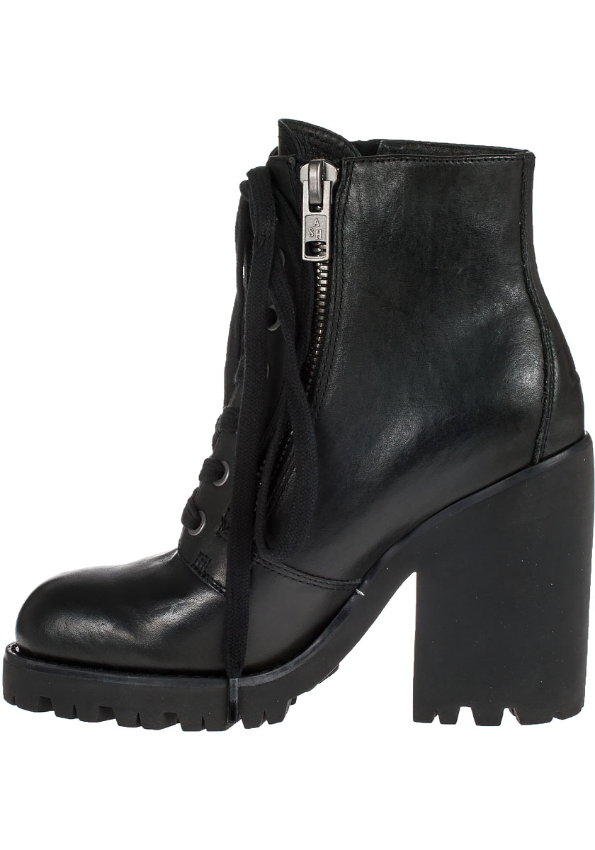 Ash poker boots