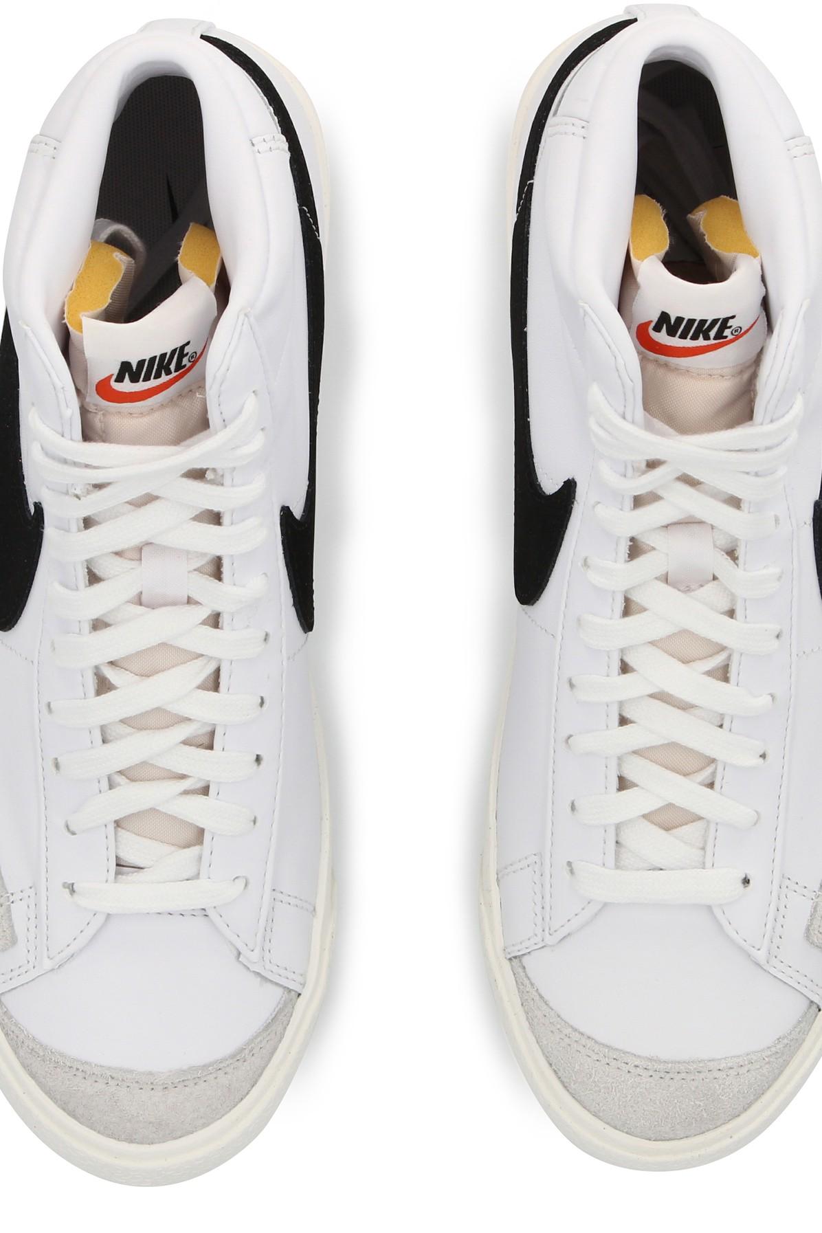 Nike Leather Blazer Mid 77 in White 