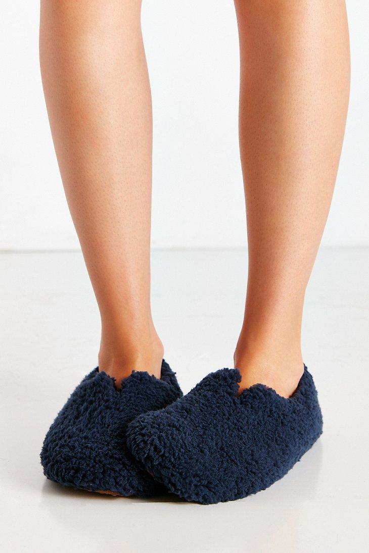 slippers outfitters outfitters uo fluffy slipper in blue navy lyst slippers outfitters outfitters uo fluffy slipper in blue navy lyst
