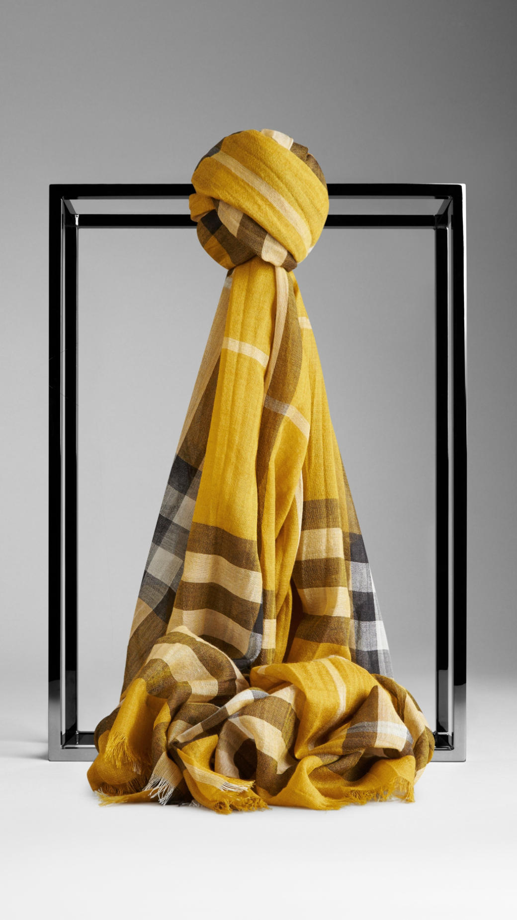 verraden Ik geloof Gevoelig Burberry Lightweight Check Wool And Silk Scarf in Yellow | Lyst