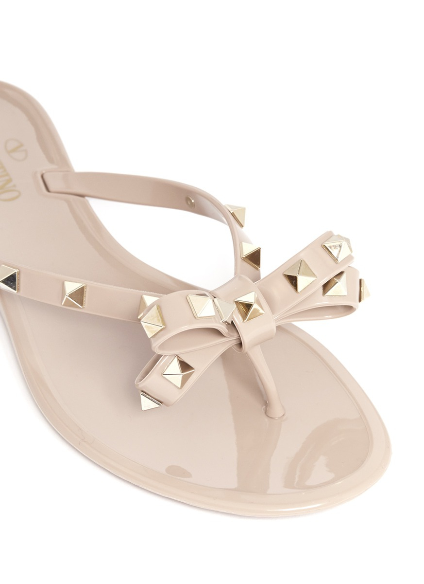 Valentino Rockstud Bow Flat Jelly Sandals in Natural - Lyst